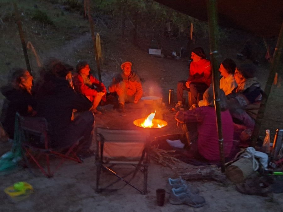 stage vie sauvage en drôme en pleine nature en tribu autour du feu