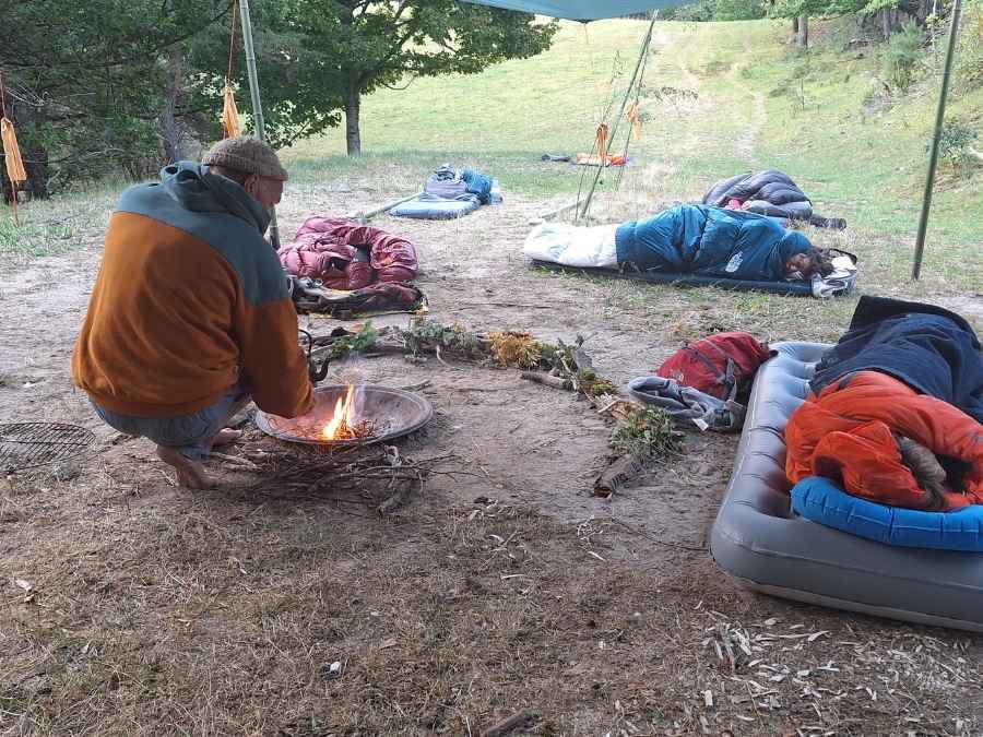 stage vie sauvage en drôme en pleine nature en tribu dormir dehors bivouac